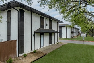 VILLA VALENCIA in Irving, TX - Building Photo - Building Photo