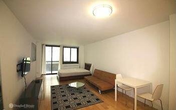 347 W 57th St in New York, NY - Building Photo