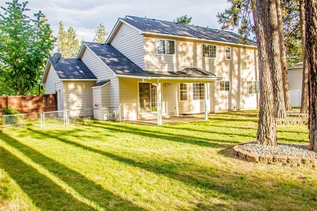 206 S Riverside Harbor Dr in Post Falls, ID - Foto de edificio - Building Photo