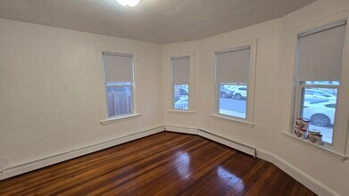 40 Brackett St, Unit 1 in Boston, MA - Foto de edificio - Building Photo