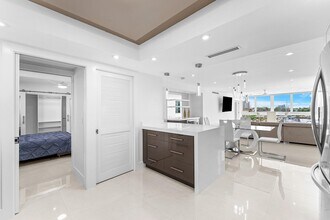 301 Lake Shore Dr in Lake Park, FL - Building Photo - Building Photo