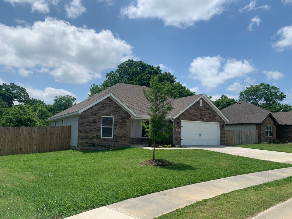 1600 Seattle Slew St in Prairie Grove, AR - Building Photo