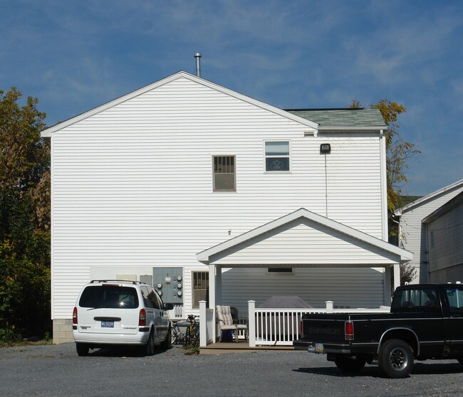 460 W Main St in Bloomsburg, PA - Foto de edificio - Building Photo