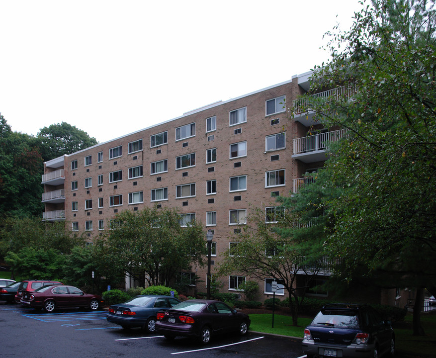 Halston House in Tarrytown, NY - Foto de edificio