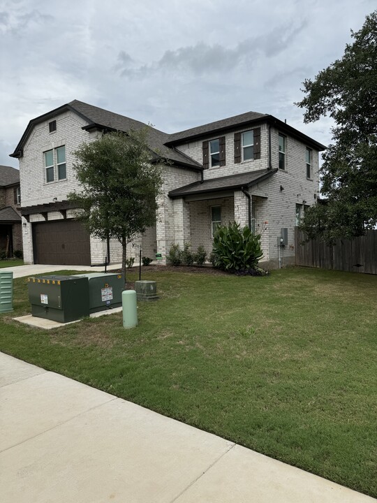 1744 Stringer Pass in Leander, TX - Foto de edificio