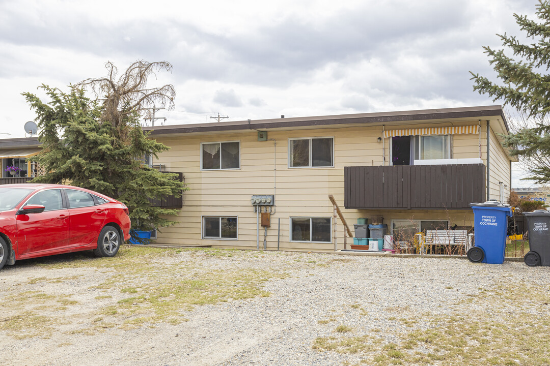 620 1 St E in Cochrane, AB - Building Photo