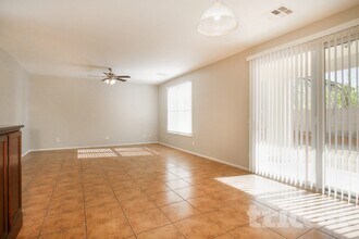 2323 Grenadine Rd in Phoenix, AZ - Foto de edificio - Building Photo