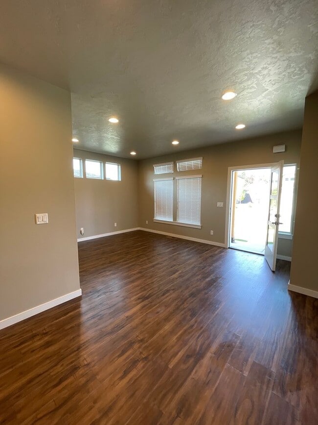 2984 NE Roxy Pl in Bend, OR - Building Photo - Building Photo