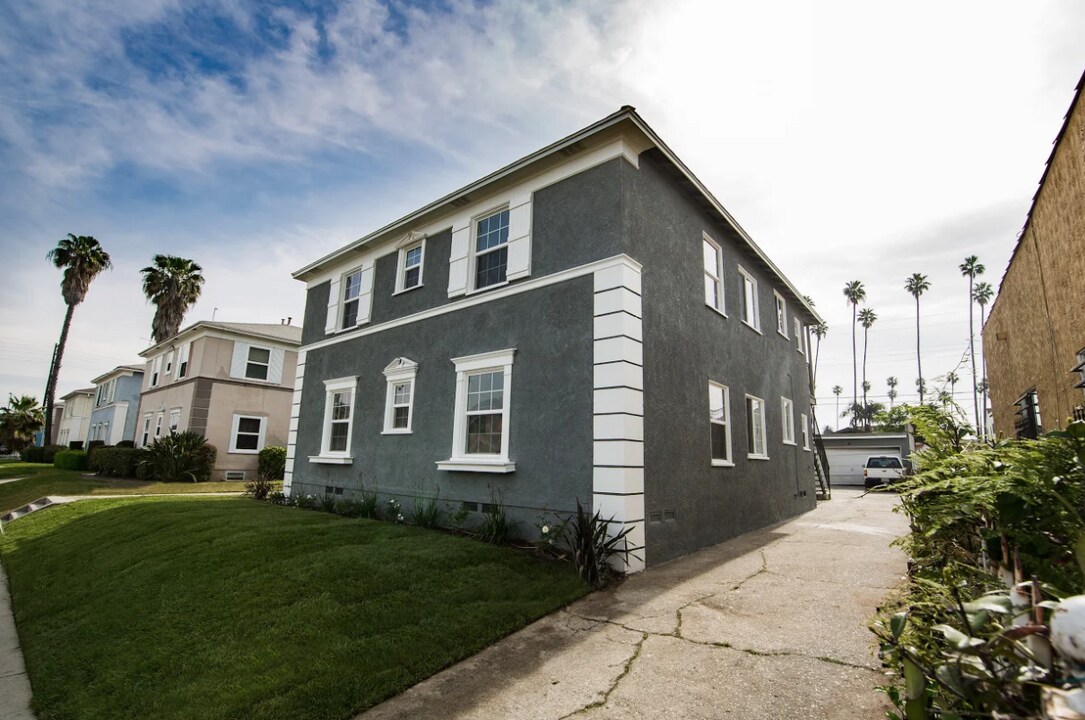 1634 Bronson Ave in Los Angeles, CA - Building Photo
