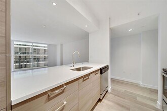1756 N Bayshore Dr, Unit 28G in Miami, FL - Building Photo - Building Photo