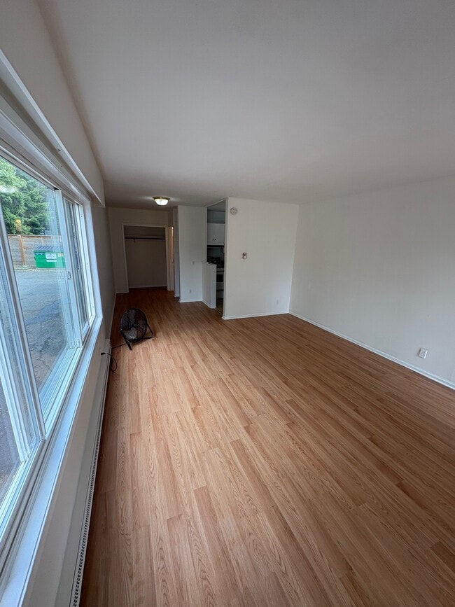 1006 Tolmie Ave in Victoria, BC - Building Photo - Building Photo