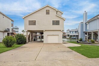 321 Admiral Cir in Tiki Island, TX - Building Photo - Building Photo