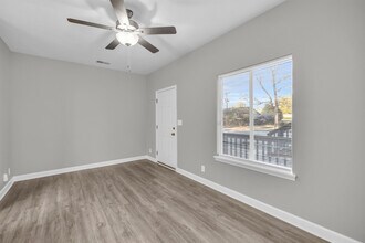 Lander Place Apartments- 611 Highland Park Dr in Greenwood, SC - Foto de edificio - Building Photo