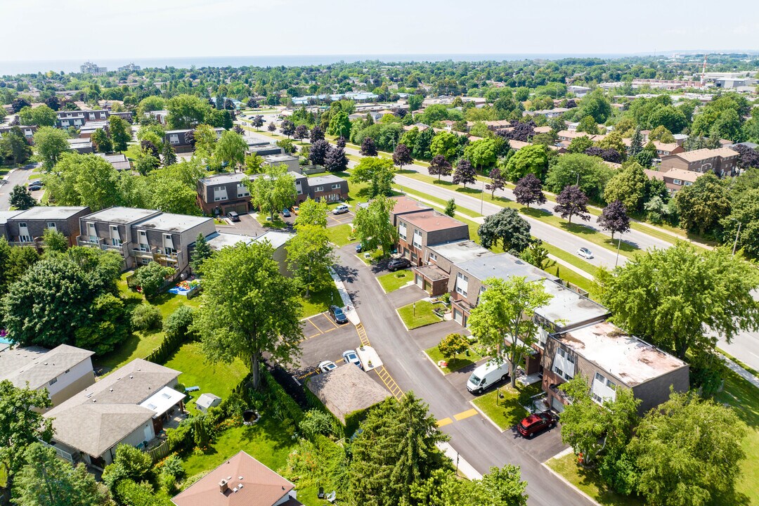 2 Deacon Ln in Ajax, ON - Building Photo