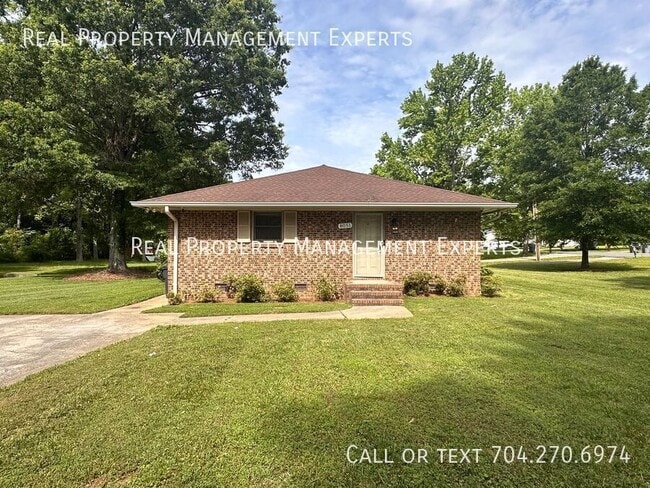 8051 Southway Rd in Charlotte, NC - Building Photo - Building Photo
