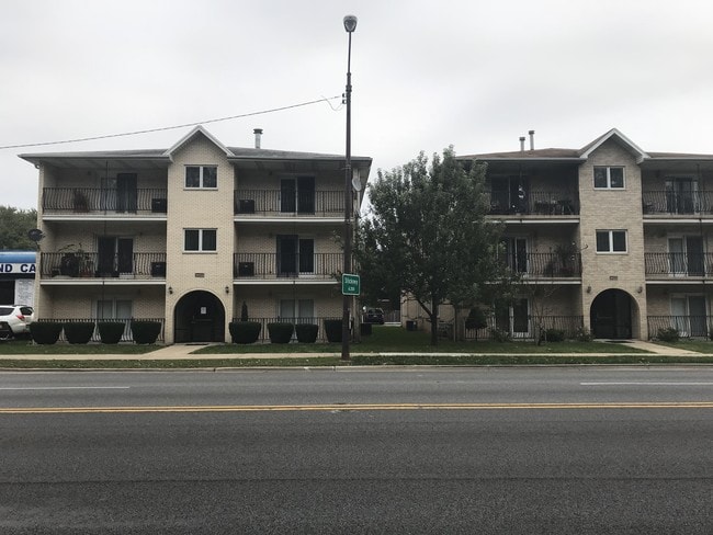 4453 S Harlem Ave, Unit 2A in Berwyn, IL - Building Photo - Building Photo