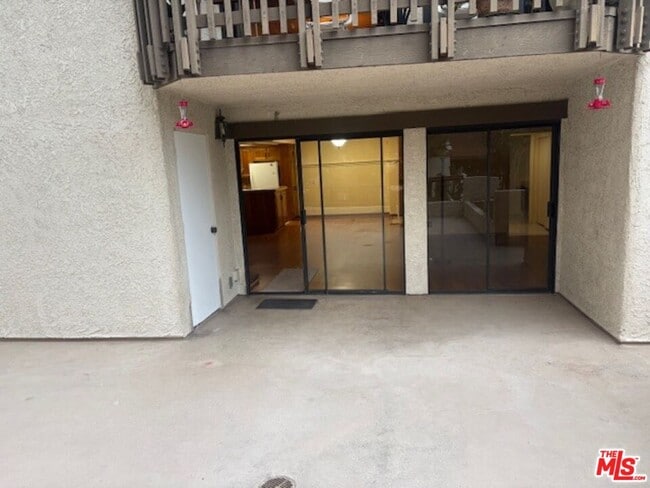 8515 Falmouth Ave in Los Angeles, CA - Foto de edificio - Building Photo