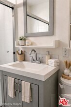 15061 Moorpark St in Sherman Oaks, CA - Building Photo - Building Photo