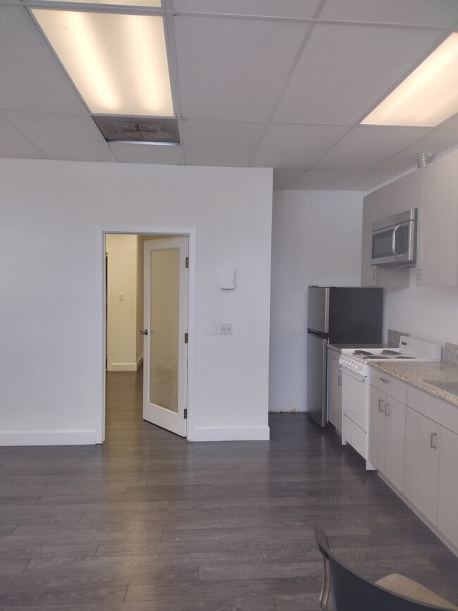 7440 Girard Ave, Unit 7442-A in La Jolla, CA - Foto de edificio - Building Photo