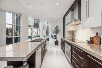 1102 Hornby St in Vancouver, BC - Building Photo - Building Photo