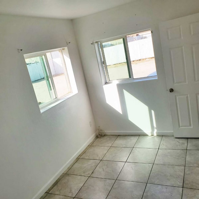 11083 Azahar St in Ventura, CA - Foto de edificio - Building Photo