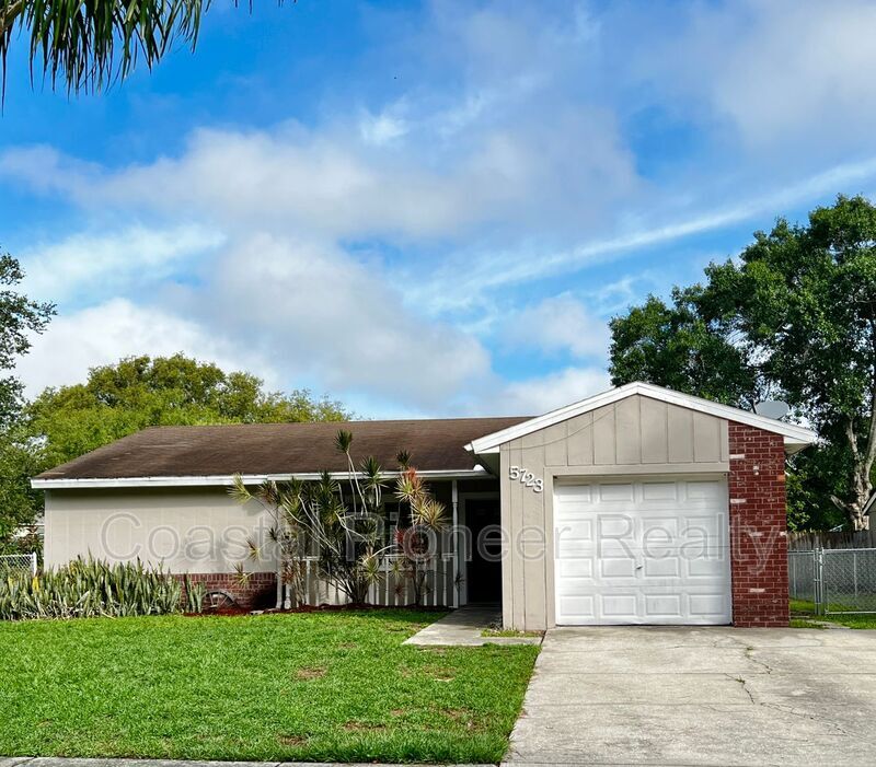 5723 Kneeland Ln in Tampa, FL - Building Photo