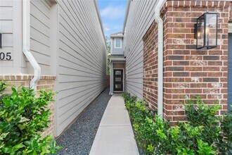 16107 Hilltop Oak Dr in Houston, TX - Building Photo - Building Photo