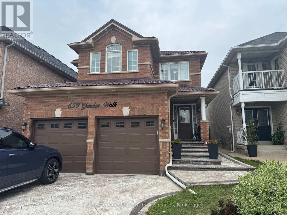 659 Garden Walk in Mississauga, ON - Building Photo