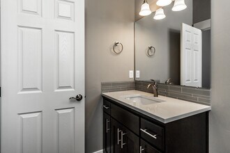 20500 Empire Ave in Bend, OR - Foto de edificio - Building Photo