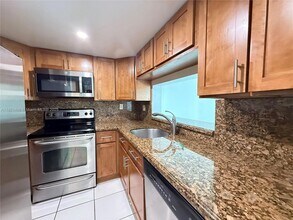 2075 SW 122nd Ave, Unit 405 in Miami, FL - Foto de edificio - Building Photo