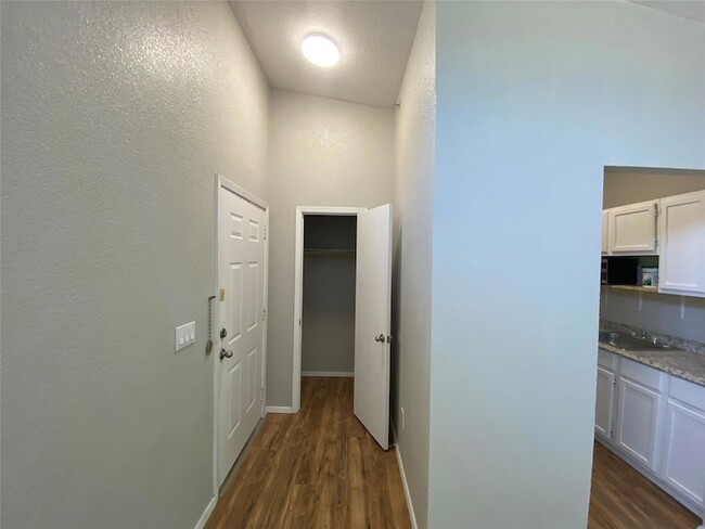 701 W Sycamore St, Unit 302 in Denton, TX - Building Photo - Building Photo