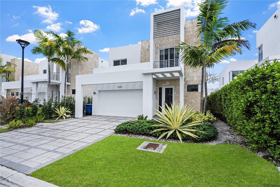 10330 NW 68th St in Doral, FL - Building Photo