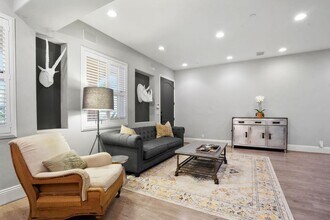 16123 Sunset Blvd in Los Angeles, CA - Foto de edificio - Building Photo