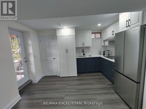 460 Mactier Dr in Vaughan, ON - Building Photo - Building Photo