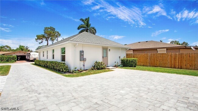 27302 Dortch Ave in Bonita Springs, FL - Building Photo - Building Photo