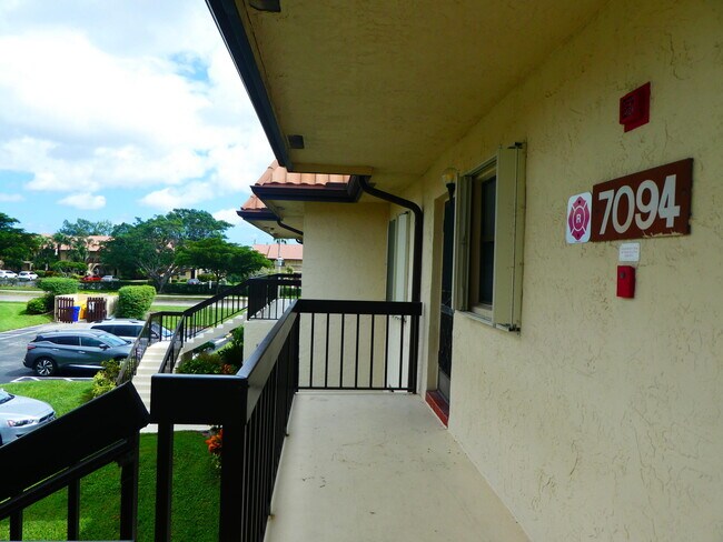 7094 Golf Colony Ct in Greenacres, FL - Building Photo - Building Photo
