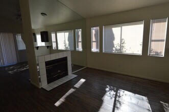 3944 Canyon Meadows Ct in Las Vegas, NV - Foto de edificio - Building Photo