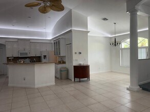 7400 SW 37th Ct in Davie, FL - Foto de edificio - Building Photo