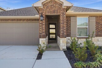 18037 Martin Pines Dr in Conroe, TX - Building Photo - Building Photo