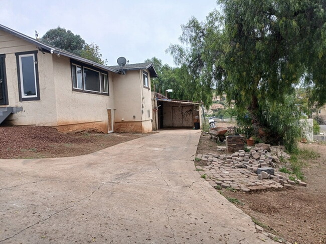 2530 Cherimoya Dr in Vista, CA - Building Photo - Building Photo