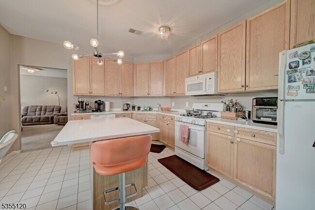 408 Kensington Ln in Livingston, NJ - Building Photo - Building Photo