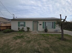560 Elm Ave in Gustine, CA - Building Photo