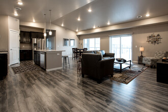 Shadow Crest - Luxury Townhomes in Fargo, ND - Foto de edificio - Building Photo