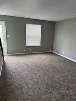 1044 Pembroke Oak Grove Rd, Unit 32 in Oak Grove, KY - Building Photo