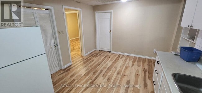 133 Shawnee Cir in Toronto, ON - Building Photo - Building Photo