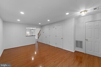 42804 Pilgrim Square in Chantilly, VA - Building Photo - Building Photo