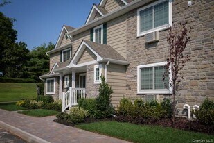 384 Cassa Loop in Holtsville, NY - Building Photo