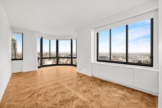 200-210 E 65th St in New York, NY - Building Photo - Building Photo