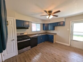 1700 Kay Dr in Florissant, MO - Foto de edificio - Building Photo