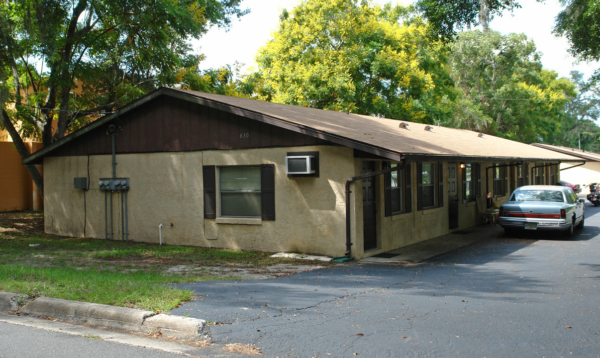 830 N Alabama Ave in DeLand, FL - Foto de edificio